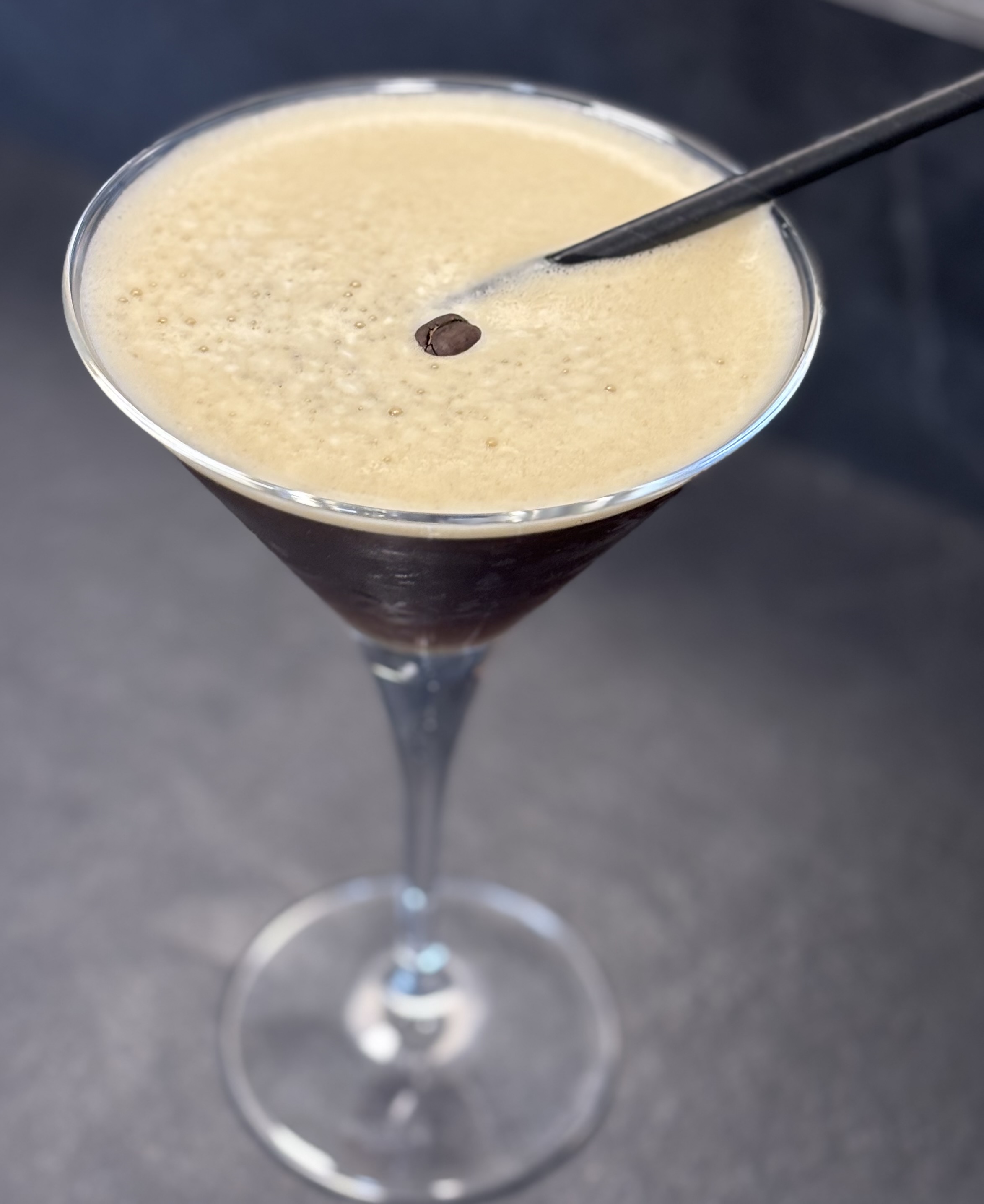 4.5 ml vodka
2.5ml liqueur de café
1 café
sirop de sucre de canne
shayker + glaçons