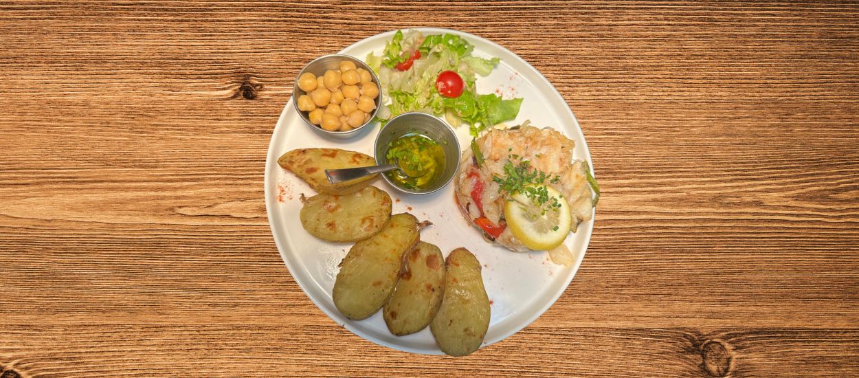 Morue avec ses petits poivrons grillé et ses pommes de terre au feux de bois. Accompagnée de salade verte et pois chiche.