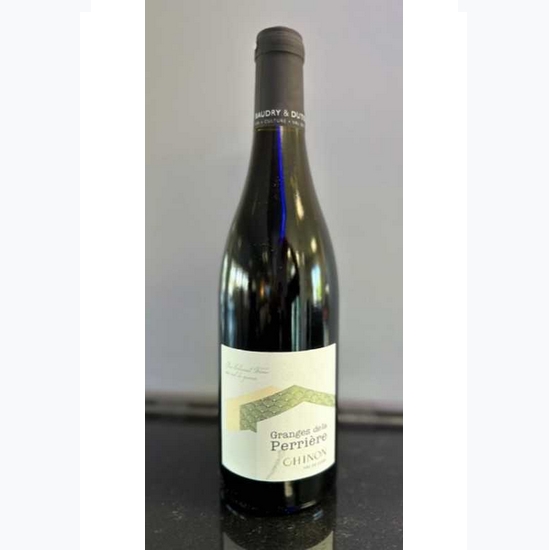 Vin rouge de la vallée de la Loire en France. Ce vin typique accompagne parfaitement les viandes grillées, les plats de charcuterie et les fromages à pâte molle. Vins rouges fruités et équilibrés.